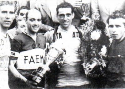 Podio final de la Volta a Catalunya de 1957: Bahamontes, Poblet, Loroño y Alfred Esmatges (se llevó la General de la Montaña y Metas Volantes).